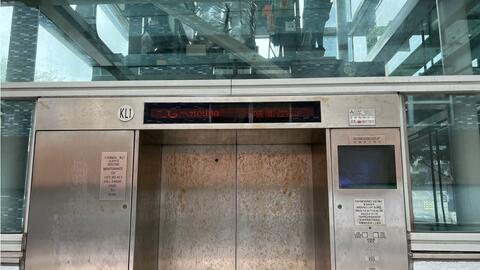 90年代轿厢狭长的电梯,上海电梯厂制造,速度慢,运行平稳